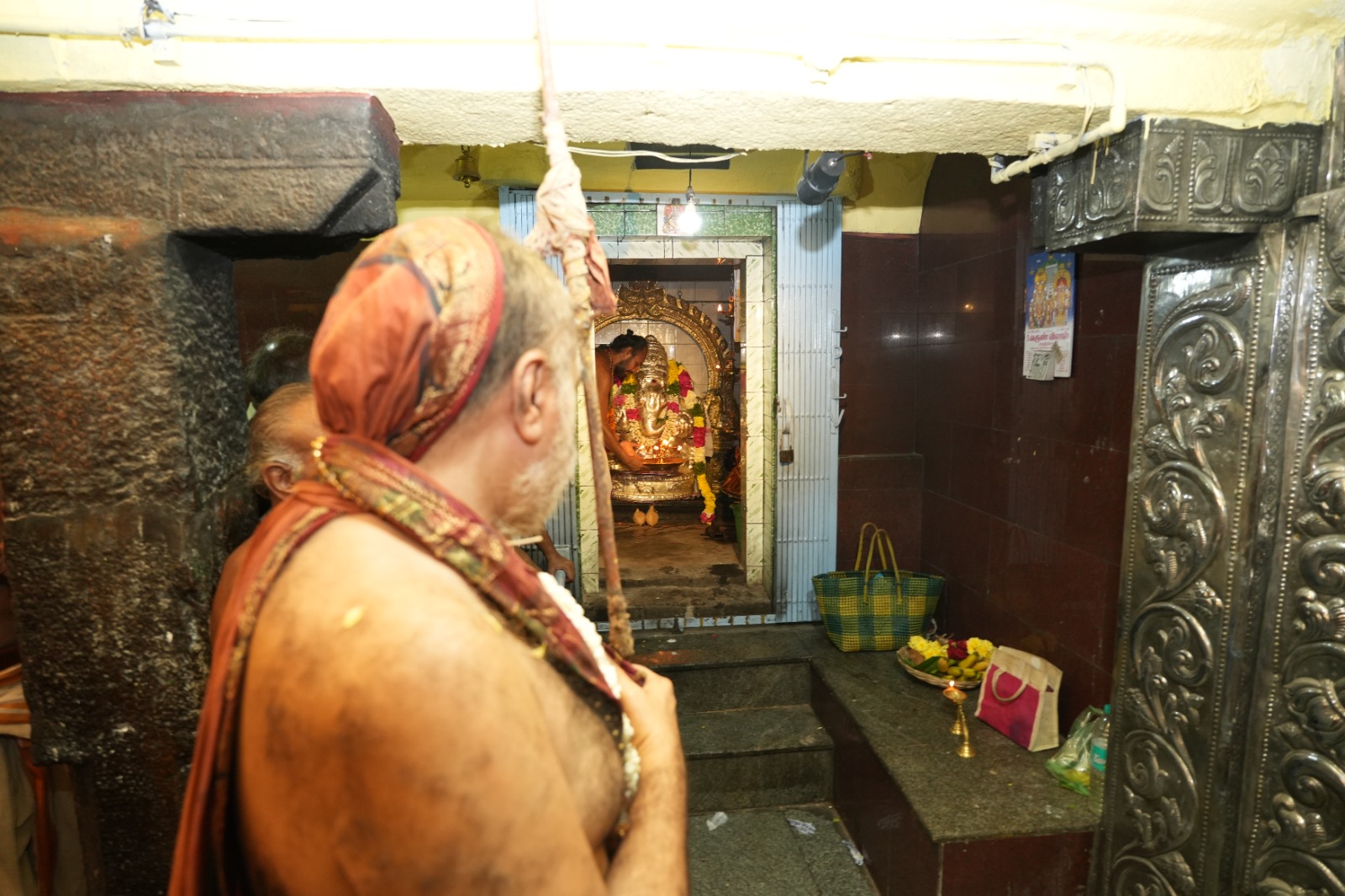 Pujya Shankaracharya Swamigal visits temples at Tiruvaiyaru